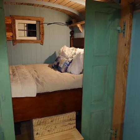 Bed & Breakfast Pipowagen Biej Oma Neeske *