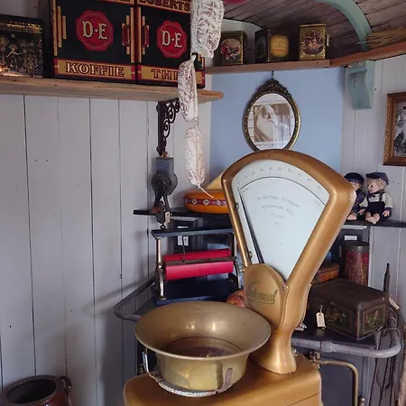 Bed & Breakfast Pipowagen Biej Oma Neeske *